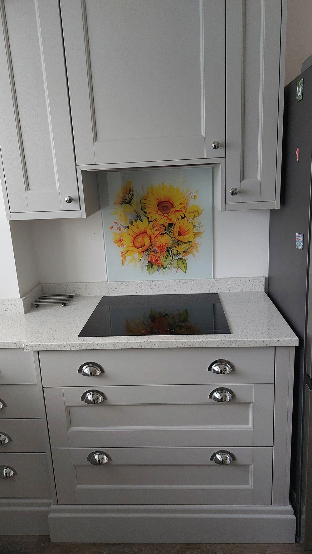 Sunflower Serenity splashback behind induction hob with a 50cm width